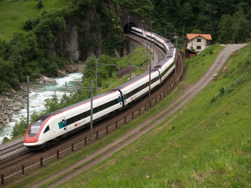 Unbekannter ICN in richtung Erstfeld am 8.6.2009 in der Wattinger Schlaufe