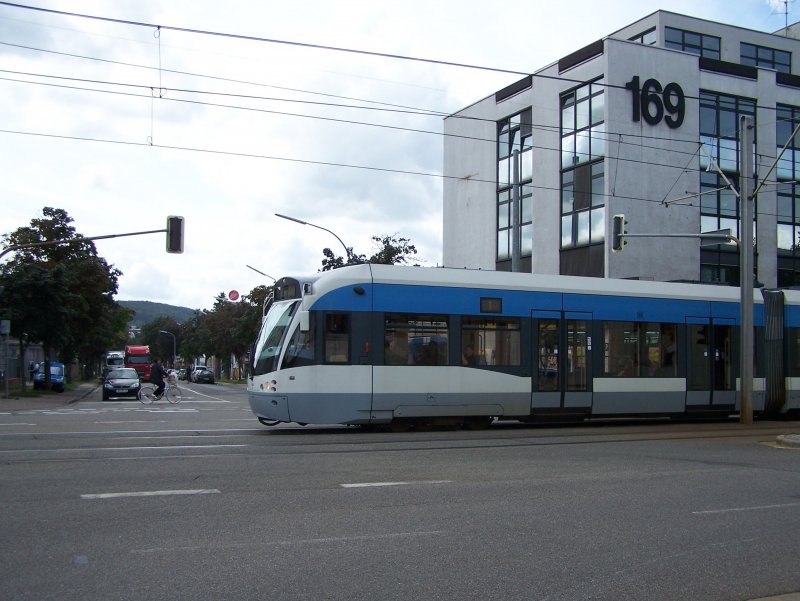 Unbekannter Stadtbahnwagen der Saarbahn auf der Linie 1 Richtung Brebach im Kreuzungsbereich Mainzer Strae/Strae des 13. Januars (14.08.2008)