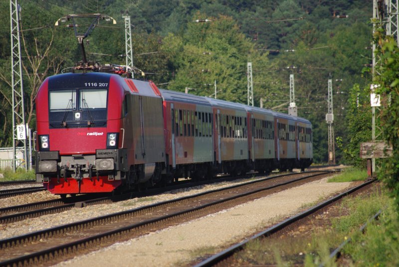 Unbenannter Serien-Railjet Taurus 1116 207 schiebt einen Regionalzug ins Tal hinab nach Wien Westbf. Aufgenommen am 21.08.2009 in Tullnerbach-Pressbaum. 