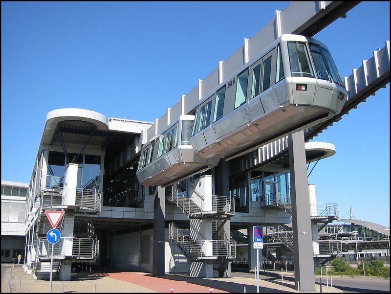 Unbesetzte Skytrain-Kabinen am 09.09.2006 beim DB-Fernbahnhof des Flughafens von Dsseldorf. An diesem Tag fanden wohl Tests vor der Wiederinbetriebnahme statt.
