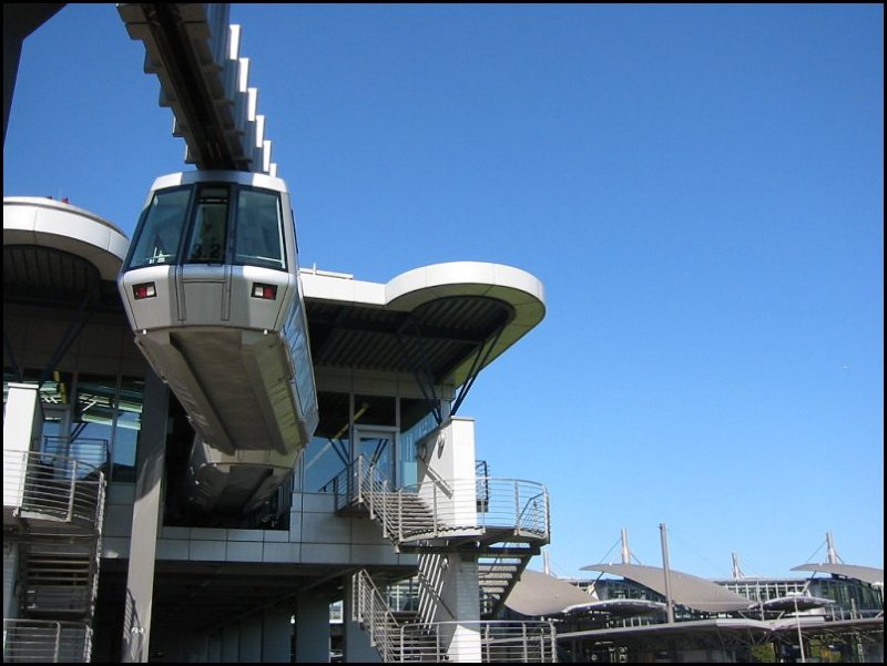 Unbesetzte Skytrain-Kabinen am 09.09.2006 beim DB-Fernbahnhof des Flughafens von Dsseldorf. An diesem Tag fanden wohl Tests vor der Wiederinbetriebnahme statt.