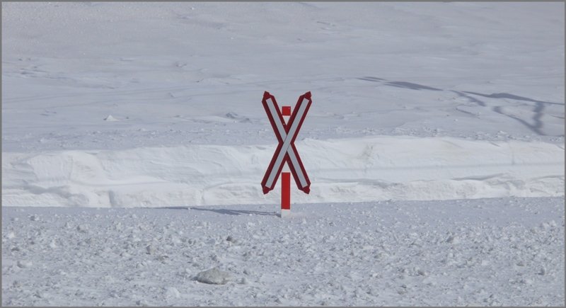 Unbewachter Bahnbergang oberhalb der Arlas-Galerie am Berninapass. (10.03.2009)