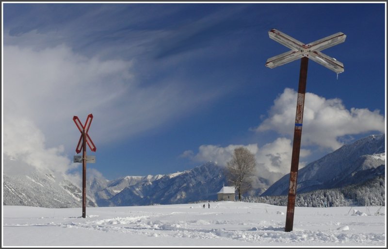 Unbewachter Bahnbergang zwischen Bonaduz und Reichenau-Tamins. Hinter der Kapelle ist der Montalin zu sehen, an dessen Fuss die Stadt Chur liegt.(23.11.2008)