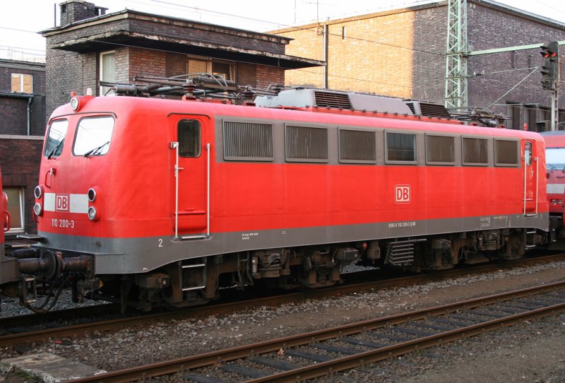 Und die 110 200-3 nocheinmal vom Bahnsteig aus, aufgenommen am 14.10.2009 in Dsseldorf HBF