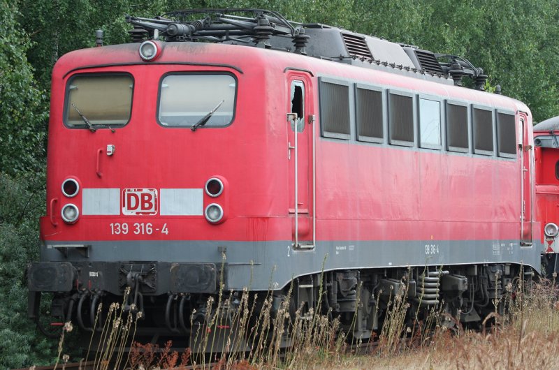 Und die 139 316-4 steht mit eingeschlagenem Fenster wahrscheinlich z-gestellt in Kln Gremberg, aufgenommen von einem Fuweg am 12.07.2009