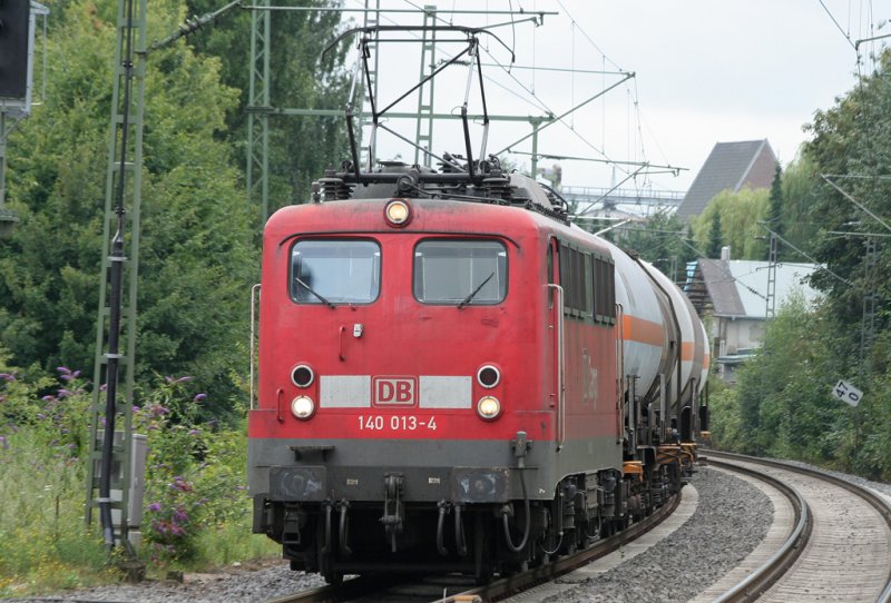 Und 140 013-4 mit sauber gemachter Nummer durchfhrt Erkelenz mit einem gemischten Gterzug, die andere Seite der 140er ist mit Einfachlampen ausgerstet, aufgenommen am 23.07.2009