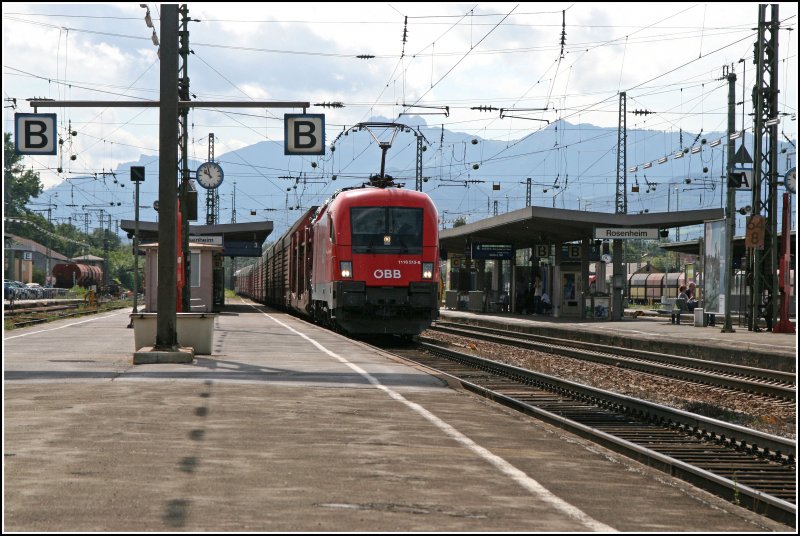 Und 5 Minuten nach der 1116 086 durchfhrt die 1116 213 mit dem verspteten Autozug Karlsdorf-Mnchen-Bremerhaven den Bahnhof Rosenheim.