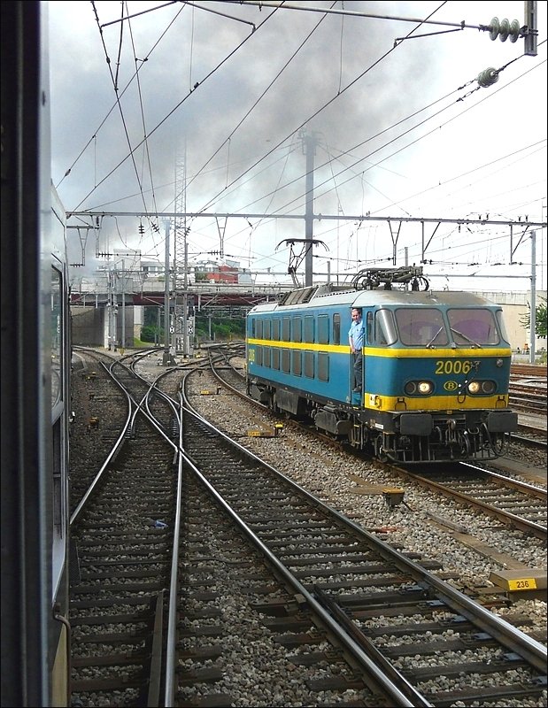 Und ab ging es am 22.06.08 mit der Dampflok 5519 in Richtung Metz. Da staunte der Lokfhrer, welcher mit SNCB Lok 2006 im Bahnhof von Luxemburg auf den Zug aus Basel wartete, nicht schlecht. (Jeanny)