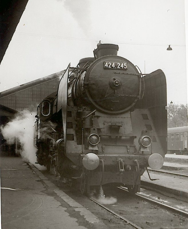 Und am folgenden Tag (22/05/1961) war dieselbe 424.245 wieder da, in Budapest Keleti.  Vielleicht mit dem selben Zug, das habe ich nicht notiert und weiss ich nicht mehr !  Ich errinere dass es war, in der Zeit, streng verboten Eisenbahn zu fotografieren...   (Foto : J.J. Barbieux)
