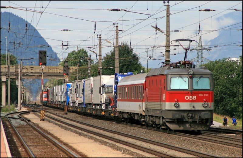 ....und am Zugschluss rollt 1044 095 mit. (05.07.2008)