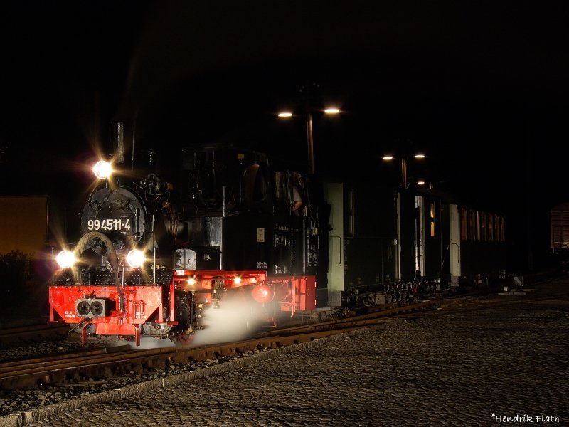 Und auch diese Aufnahme entstand mit Untersttzung zweier Autos. 99 4511-4 im Bahnhof Schmalzgrube am 11.05.2008
