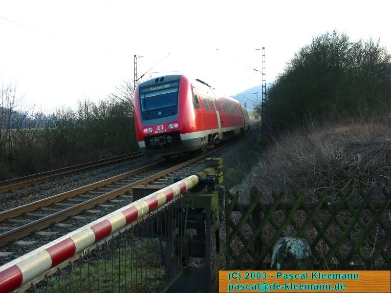 Und auch wieder diese extreme Kurvenneigung, wie man sie schon beim ICE-T an dieser Stelle sehen kann. 
 Liebe Fahrgste, denken Sie an Ihr Gepck und an die Sachen, die Sie vor sich auf dem Tischchen stehen haben  *grins*. 