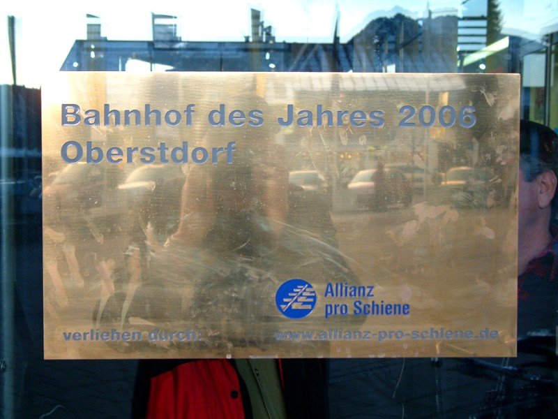 Und der Bahnhof Oberstdorf wurde Bahnhof des Jahres in der Kategorie Kleinstadtbahnhof. Selbst mit Polfilter war der Spiegelung nicht beizukommen, man sieht den Fotografen.