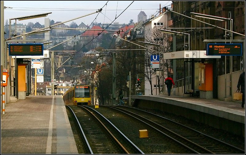 ...und da entschwindet die Bahn hinunter in den Talkessel - 

Ein Stadtbahnzug auf der Linie U5 an der Haltestelle  Bopser . Irgendwo am Hang im Hintergrund verläuft die Trasse der U15. 

12.02.2006 (M)