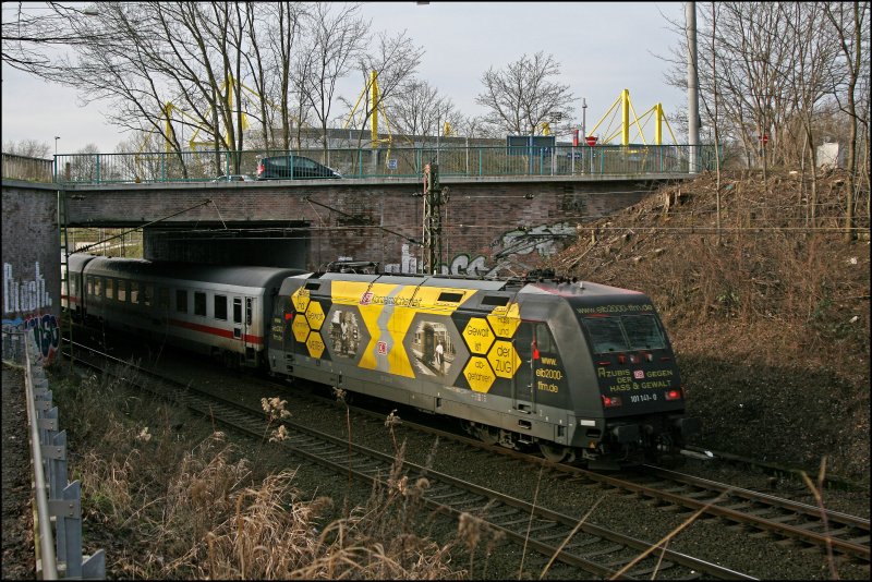Und da fhrt sie vorbei.... 101 141 schiebt den InterCity 2154, von Berlin Gesundbrunnen nach Dsseldorf Hbf, nach Dortmund Hbf. Hier durchfhrt sie den Haltepunkt SIGNAL-IDUNA-PARK. (03.02.2008)