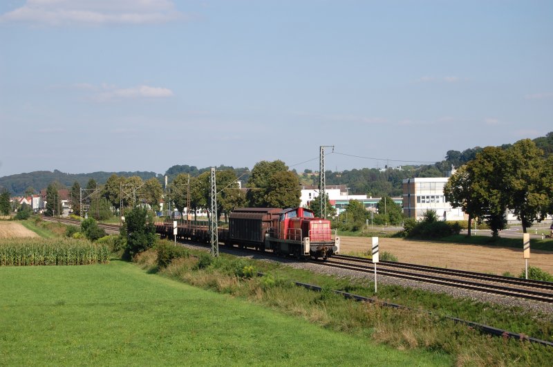 Und da kommt sie wieder zur�ck, 294 781-0, diesmal aber nicht Lz sondern mit einer kurzen �bergabe am Haken passiert sie am 6.8.2009 unseren Ansitzpunkt bei km 30 der Filsbahn.