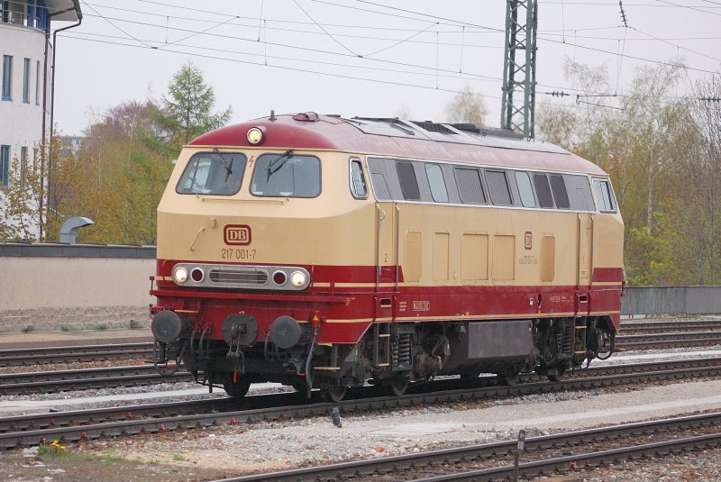 ...und dann kam der Amaretto-Keks frs Sahnehubchen... Glckstag... 217 001-7, frisch gewaschen und gewienert, mit schnem alten DB-Keks und herrlich aufbereitetem Ursprungslack. So schn kann Diesel-Power sein.