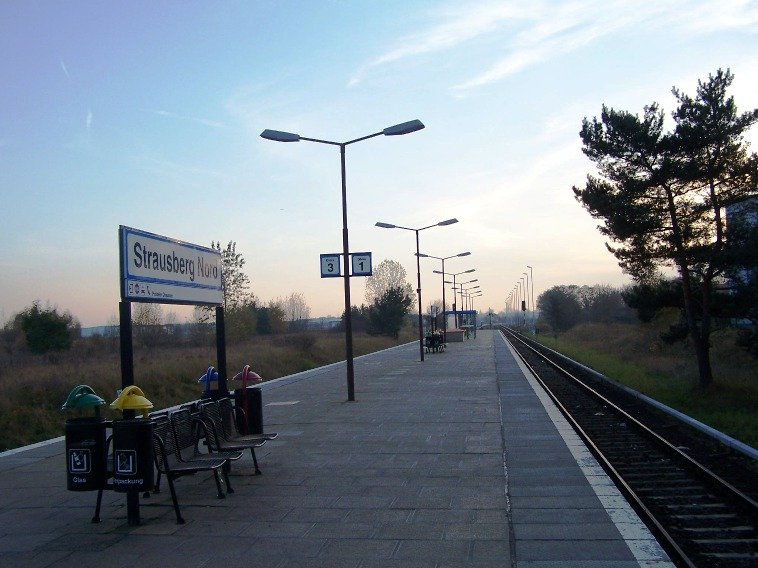 Und dann mal Strausberg Nord im beinahe Sonnenuntergang,mit dem Blick auf die weite Strecke bis tief in Berlin rein..
Hier ist es recht oft,sehr still und einsam.