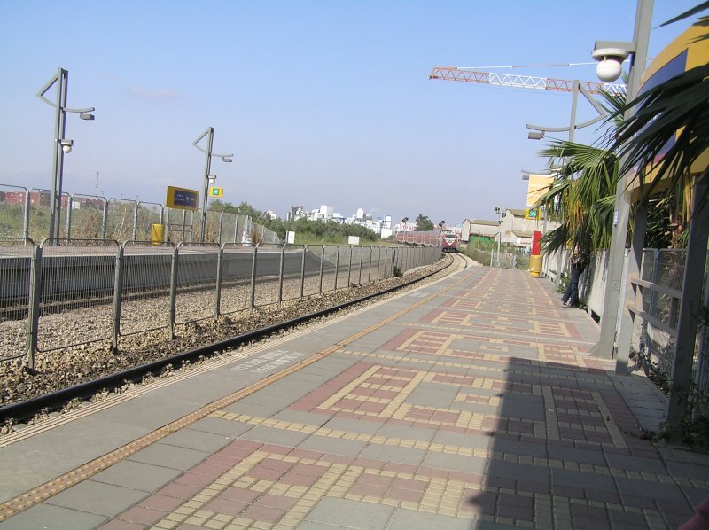 ....und eine Dostos-Wendezugeinheit nicht unbedingt ein Regionalzug. Der IC Nahariya - Tel Aviv - Be'Er Sheva wird am 13.05.2007 aus einem fnfteiligen Dostos-Wendezug und einer Spanischen Diesellok JT42BW gebildet.