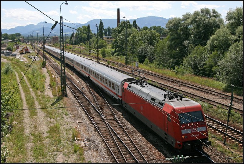 Und du bist auch nicht Pnklich...Mit 40 Minuten Versptung ist der InterCity 2298 von Salzburg Hbf nach Frankfurt(Main)Hbf unterwegs. Zuglok ist die 101 082. Planmig wre er jetzt in Mnchen Hbf....(03.07.07) In den ICs Frankfurt (Main)Hbf - Salzburg werden fast nur original IC Wagen verwendet.