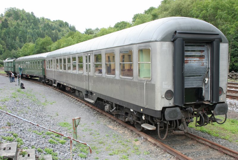 Und einmal von Aussen, der Silberling und zwei weitere gepflegte Personenwaggons des Gerolsteiner Eisenbahnmuseums, aufgenommen am 12.08.2009