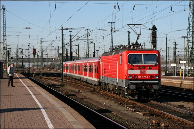 Und es gibt sie doch! Die sauberen S-Bahnen im VRR!! Die Dsseldorfer 143 970 beschleunigt mit ihrer S2 nach Essen Hbf aus dem Dortmunder Hbf. (16.02.2008)