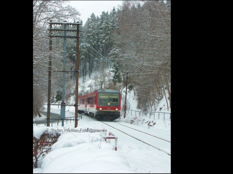 Und es ist richtig Winter im Februar 2009 an der Linie Hof-Bad Steben. Ein 628.4 fährt aus Bad Steben kommend gerade in Naila ein. Rechts befand sich früher die erste Weiche zum Güterschuppengleis, hinter dem Zug stand das Ausfahrsignal Richtung Marxgrün. Aber der alte Telegrafen-Endmast aus alter Zeit, der hat alles überlebt, obwohl er auch längst nicht mehr benötigt wird.....