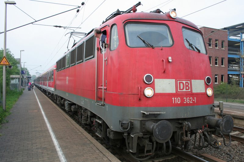 Und in Geilenkirchen angekommen zog 110 362-1 den RE4 Verstrker weiter nach Aachen am 14.04.2009