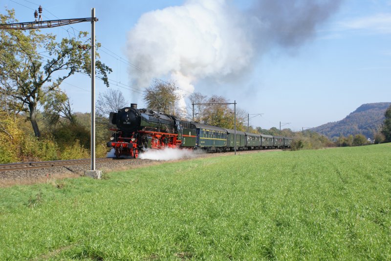 ...und gleich darauf wieder an den Fotografen vorbeigezogen. Der weisse Rauch im Hintergrund stammt nicht von einer weiteren Dampflok, sondern vom AKW Leibstadt.