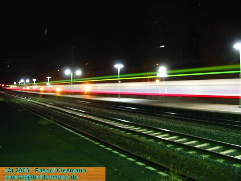 Und gleich nochmal:<br>
Langzeitbelichtung eines 426, der ausnahmsweise die Strecke Kassel --> Warburg befuhr