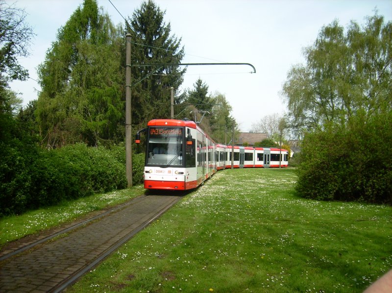 Und gleich eine Premiere. Bahn 4 und 6 in Traktion in der Schleife in BRackel am Tunnelerffnungstag. Es ist der erste planmige NGT8 auf der  kleinen 3 , der Brackel erreicht.