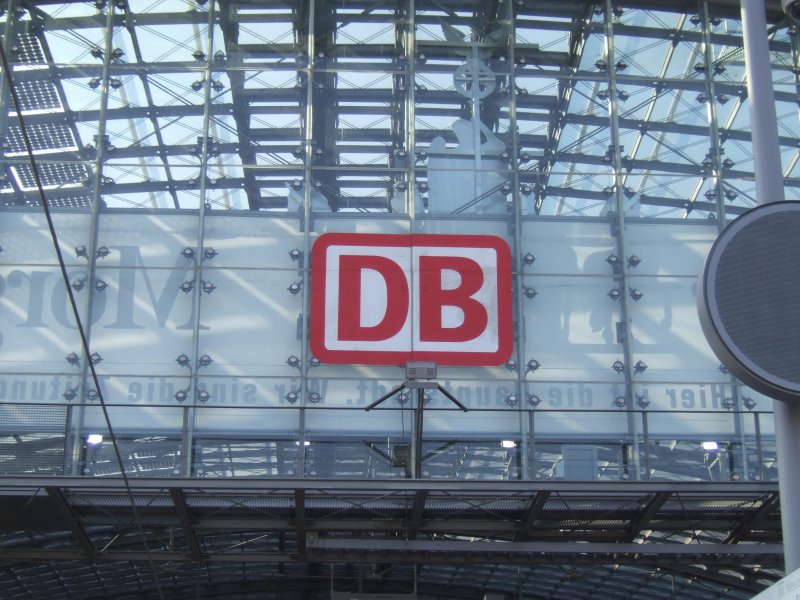Und Hier einmal das schne DB Logo beim Berliner Hauptbahnhof. Welches wie ich finde mit den Glas Gerst sehr schn wirkt
