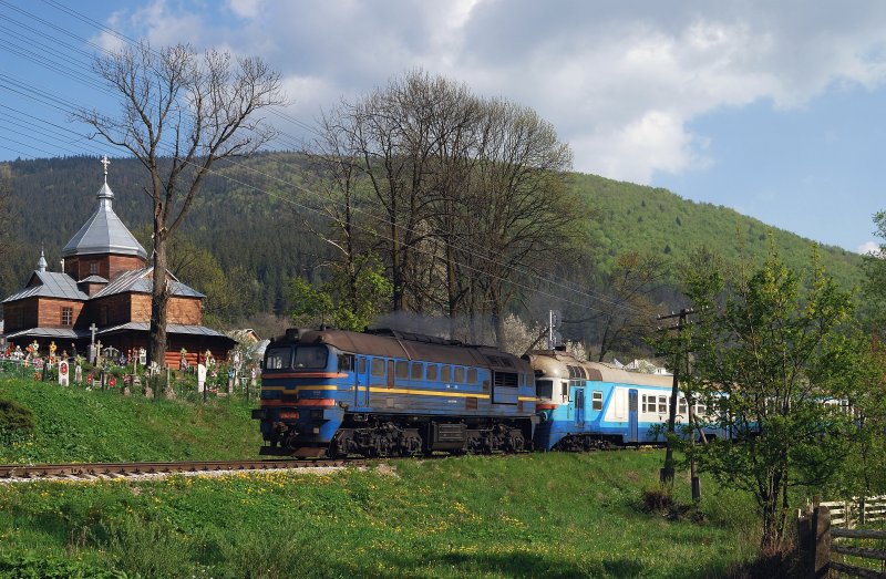 Und hier mal ein Bild mit einer landestypischen Kirche, wenn auch nur aus Holz, oder gerade deswegen. M62 - 1051 mit dem 6441 in Jaremtscha (06.05.2008)
