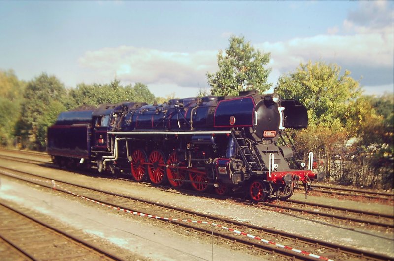 und hier noch mal aus grrerer Distanz. Diese Maschinen zhlen zweifellos zum schnsten was je auf europischen Schienen lief