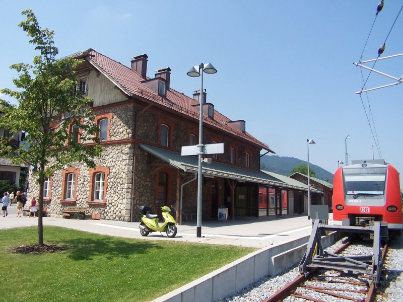 und hier noch mal von der Bahnsteigseite her, wobei ich die S-Bahn in so einer Umgebung vllig deplaziert finde.