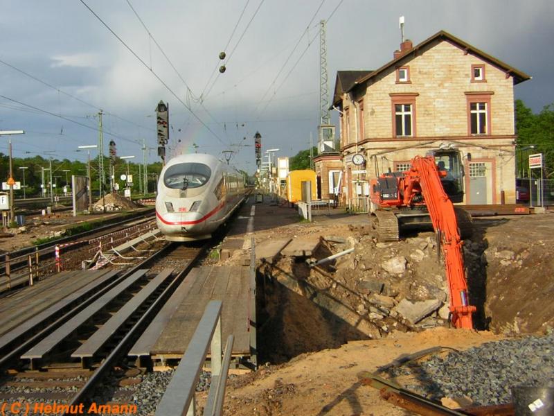 Und der ICE fuhr zum Regenbogen........ (Bahnhof Frankfurt am Main - Sportfeld am 08.05.2005).