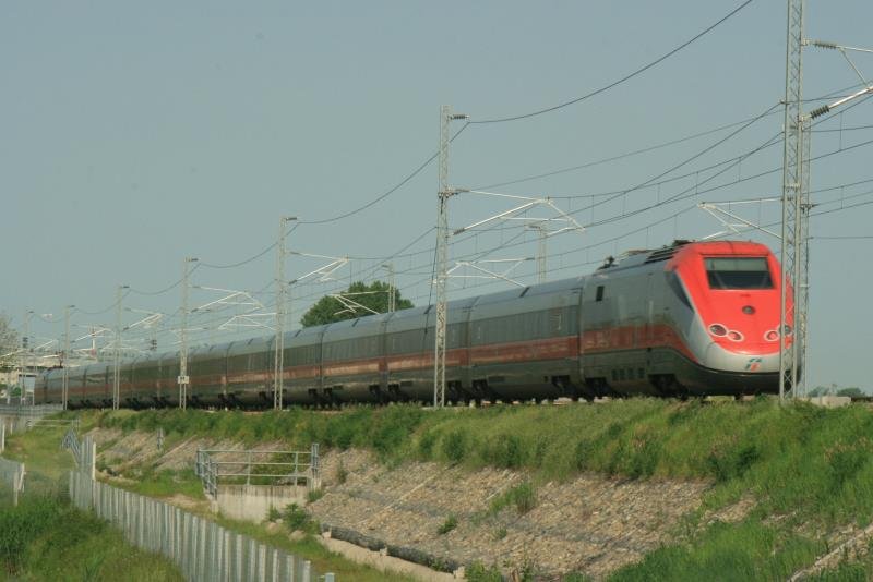 Und jetzt aus spitzem Winkel als Nachschu wegem dem Linksverkehr! Das war fr mich neuer Geschwindigkeitsrekord! Ich hab mich selbst erschrocken. Gut 15 min bereitete ich mich auf dieses Bild vor. Als der  Rote Pfeil  dann kam, erschrak ich doch vor der Geschwindigkeit, als ich den Zug durch den Sucher betrachtet an mir vorbeirauschen sah. Die Konzentration ist stark angespannt und man sagt nur noch...  Wagen, Wagen, Wagen, wann kommt der Triebkopf? Jetzt! Los!  Das geht wahnsinnig schnell! San Martino, 01.05.2009