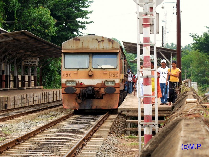 Und noch eine Class S8 hier im Bahnhof Kandana zur Weiterfahrt nach Colombo.Leider ist der optische Zustand dieses Zuges nicht der Beste,aber bei drei Klimazonen und zwei Regenzeiten im Jahr-ein normaler Zustand.Die Eisenbahn in Sri Lanka ist ein Massentransportmittel und kein Showtrain.