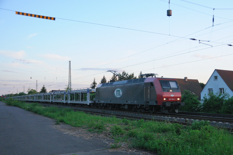 Und noch eine Cousine der BR 145: 481 002-4  ITL  zieht einen leeren Autotransportwagenzug Richtung Darmstadt. (Zwingenberg/Gterschuppen, Ende Mai 2009).