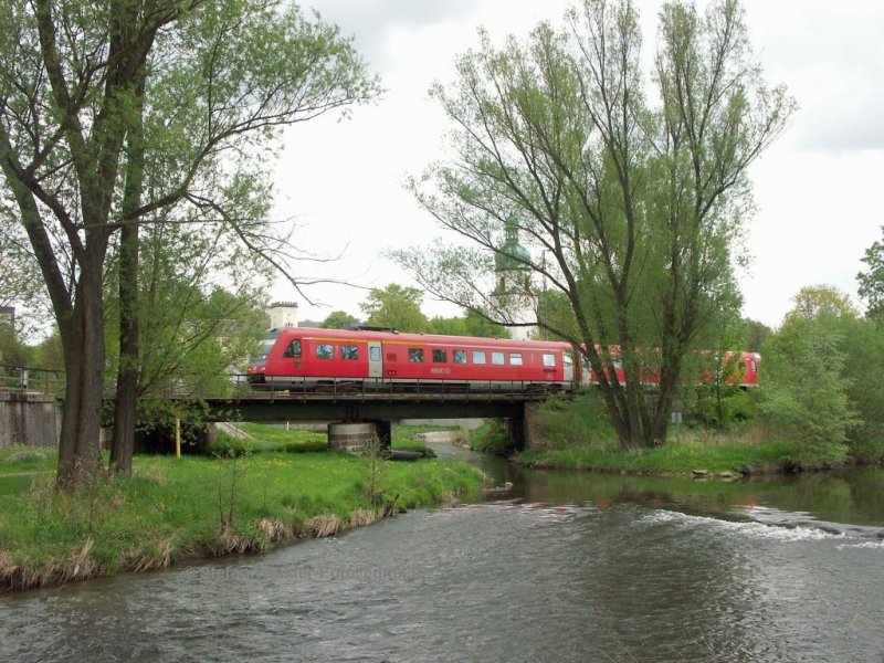Und noch ein Bild aus Oberkotzau an der Saale. Ein 612er fhrt raus Richtung Mnchberg - Schiefe Ebene. Er passiert dabei eine Kirche und das ehem. Schloss (beides hinter dem Zug). April 2009