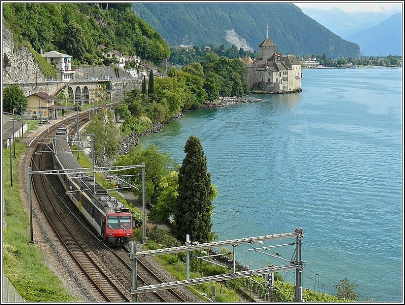 Und noch ein Chteau de Chillon Bild: Am 02.08.08 fuhr ein Regio in Richtung Montreux an der schnen Kulisse des Schlosses und des Genfer Sees vorbei. (Hans)