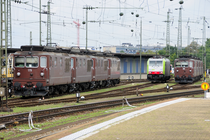 Und noch ein Lokzug: Gleich 2 mal 4 BLS-Loks der Gattung Re 4/4 standen in Basel Bad Bf. Der zweite und die hier in der Mitte weilende 486 510 wurden durch eine in Wartestellung  ruhende  BR 101 verdeckt. (10.08.09).