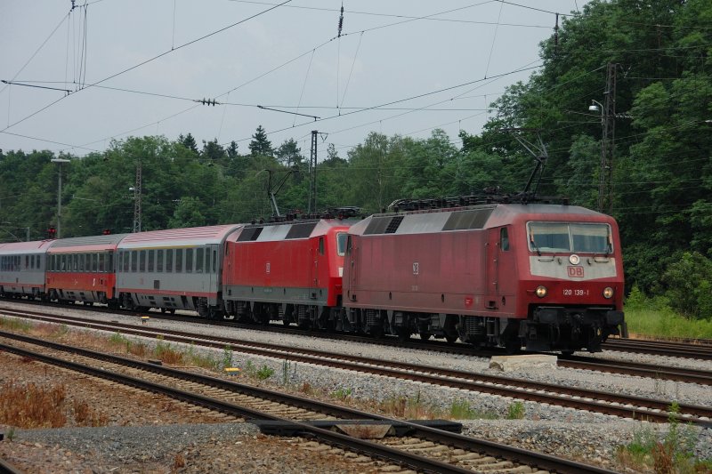 Und noch ein Prchen in verschiedenen Lackierungsvarianten: 2x Baureihe 120, die sich vor dem EC 60 ntzlich machen. (Neuoffingen, 18.07.2008) .