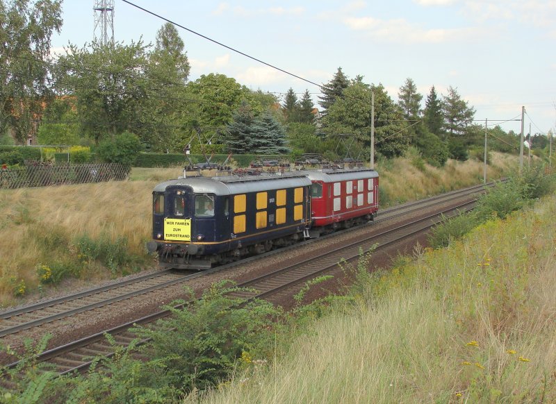 Und noch ein seltenes Gespann hier in der Gegend: Doppelpack Re 4/4 I mit groem Schild  Wir fahren zum Eurostrand  am Stadtrand von Magdeburg, die Fahrt ging Richtung Braunschweig. Fotografiert am 18.08.2009