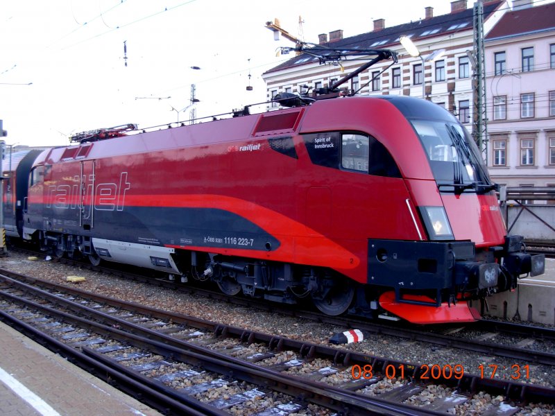 Und noch ein Serien-Railjet! Am 8.1.2009 befand sich der sog.  Spirit of Innsbruck  (1116 223-7) an der Spitze einer Doppelgarnitur, welche wenige Minuten spter nach Salzburg aufbrach.