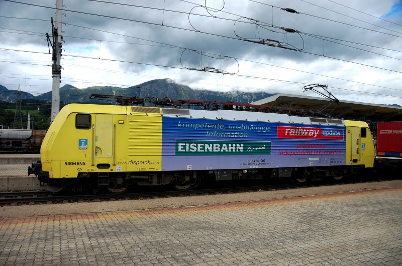 Und noch ein Werbe-Trger in Form von ES 64 F4-007, der fr sterreichs Eisenbahn wirbt. Hier bei einem kurzen Stop mit einem  Winner  in Wrgl Hbf. (August 2008)