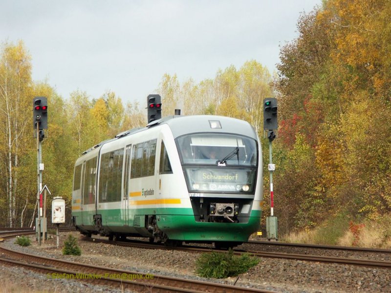 Und noch einmal der bunte Herbst. Am anderen Ende des Bahnhofs Oberkotzau kommt der VGB Desiro um die Kurve und zeigt sich bei den Lichtsignalen im besten Licht. Oktober 2009.