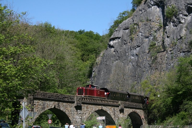 Und noch eins: 212-003 am 1.05.2007 auf der Hnnebrcke, kurz vor dem Haltepunkt Klusenstein.