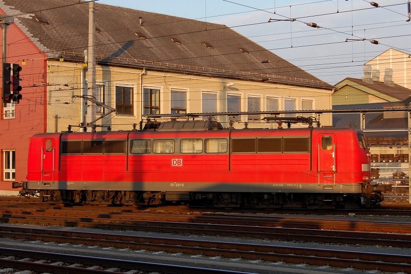 Und noch ne  001er .. 151 001-5 in tiefstehender Sonne vor der ehemaligen Lokf�hrerdisposition zu Linz.