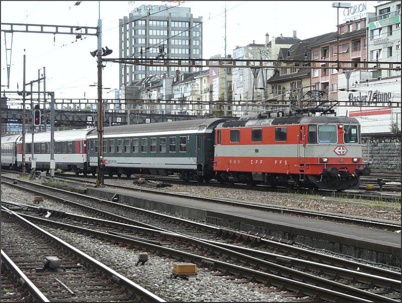Und noch eine Re 4/4 II (11108) in einem auergewhnlichen Farbkleid kommt am 04.08.08 mit ihrem Zug im Bahnhof Basel SBB an. (Jeanny)